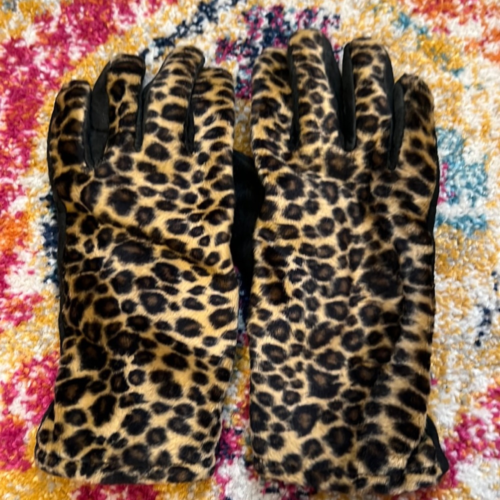 Faux leaopard print fur and genuine leather gloves